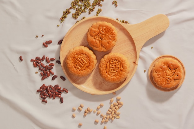 Mise à plat conceptuelle du gâteau de lune alimentaire du festival de la mi-automne. Le texte sur le gâteau signifie le bonheur.