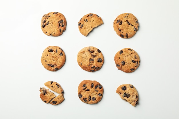 Mise à plat avec des cookies aux pépites de chocolat sur fond blanc