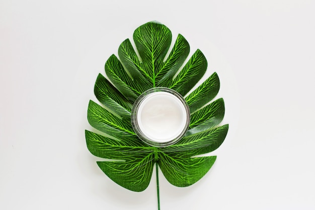 Mise à plat avec des cosmétiques biologiques naturels: crème à la feuille verte. Soins de la peau, cosmétologie, concept de dermatologie.