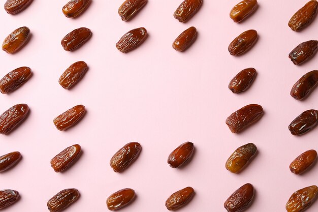 Mise à plat avec des dates savoureuses sur fond rose