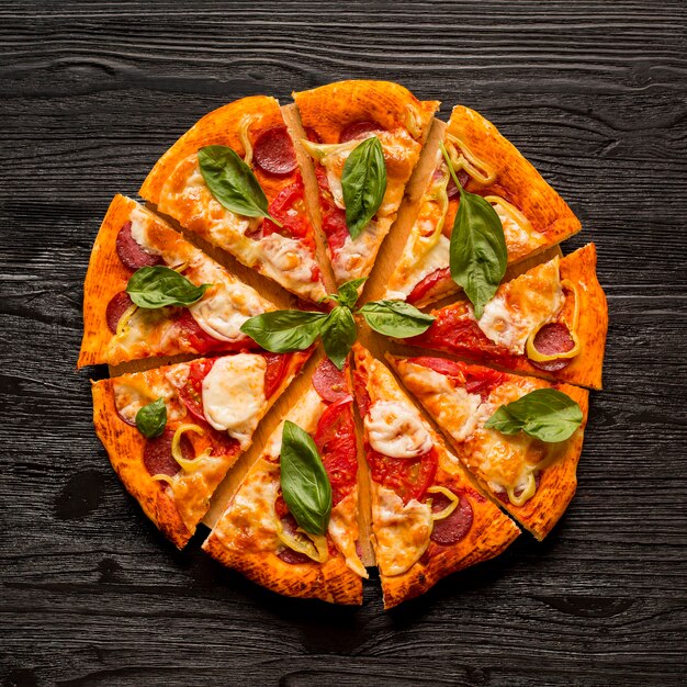 Mise à plat du concept de pizza délicieuse sur table en bois