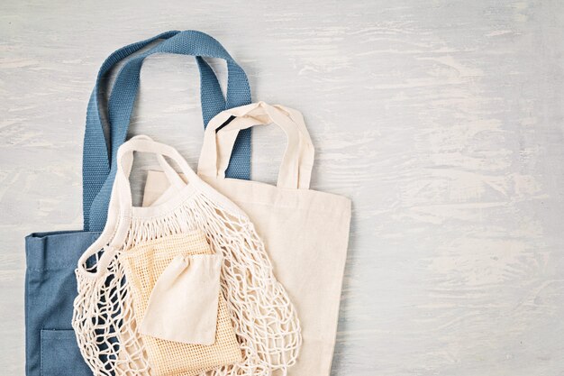 Mise à plat du kit zéro déchet. Ensemble de sac en coton maillé réutilisable écologique. Concept de mode de vie durable, éthique et sans plastique. Vue de dessus