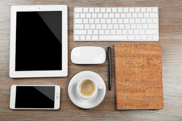 Mise à plat du lieu de travail au bureau avec accessoires professionnels