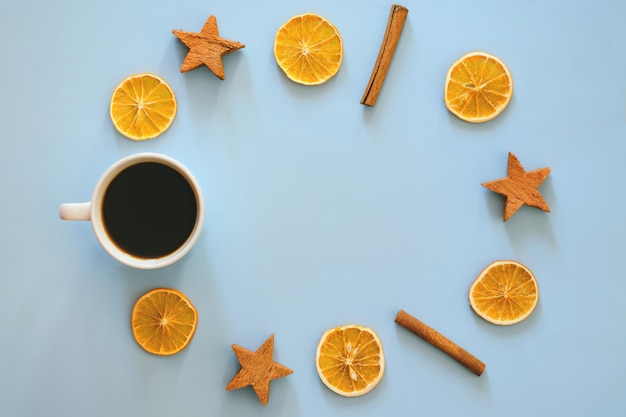 Mise à plat du Nouvel An sur fond bleu Décorations de Noël avec une tasse de café à la cannelle et aux épices sèches