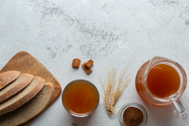 Mise à plat avec du pain fermenté boisson kvas et pain de seigle