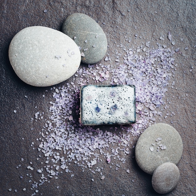 Mise à plat avec du savon noir et des pierres