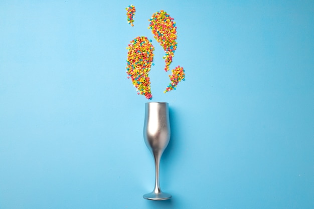 Mise à plat du verre à champagne avec des confettis