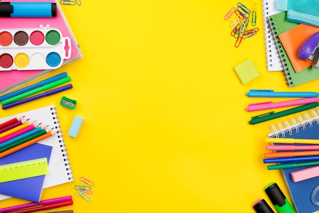 Photo mise à plat des éléments essentiels de l'école avec des crayons colorés et un espace de copie