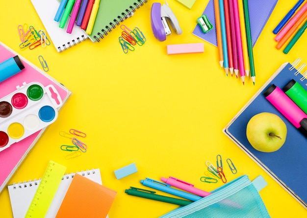 Photo mise à plat des éléments essentiels de l'école avec des crayons colorés