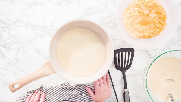 Mise à plat. Faire des crêpes dans une petite poêle à feu moyen.