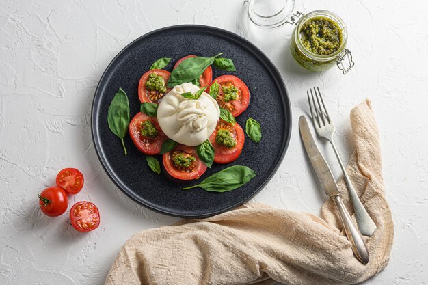 Mise à plat de fromage Burrata crémeux avec des ingrédients