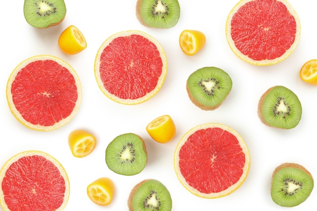 Mise à plat avec des fruits exotiques sur fond blanc.