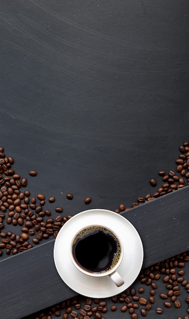 Mise à plat de grains de café et tasse de café