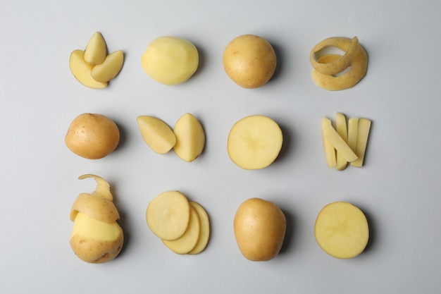 Mise à plat avec de jeunes pommes de terre sur une surface grise