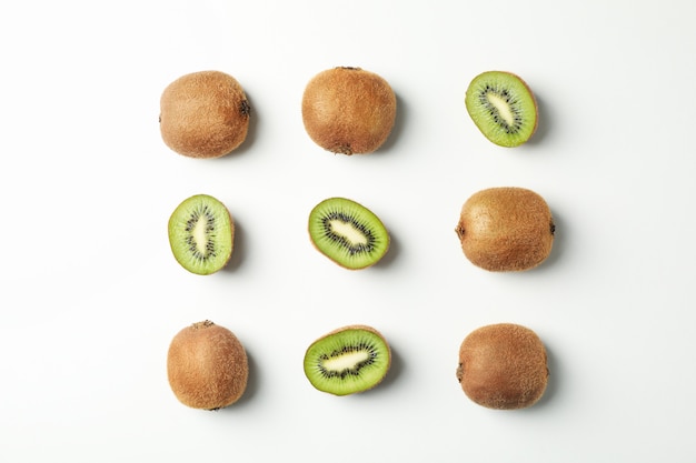 Mise à plat avec kiwi sur surface blanche