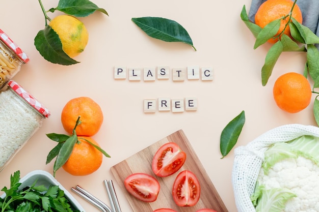 Mise à plat avec des légumes et des fruits locaux frais sur fond neutre et devis gratuit en plastique