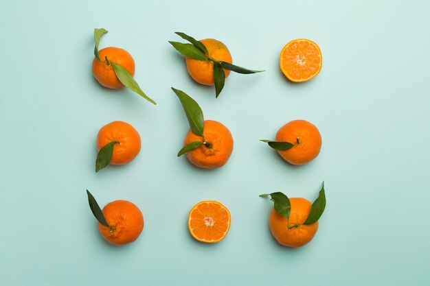 Mise à plat avec des mandarines fraîches sur fond de couleur Vue de dessus