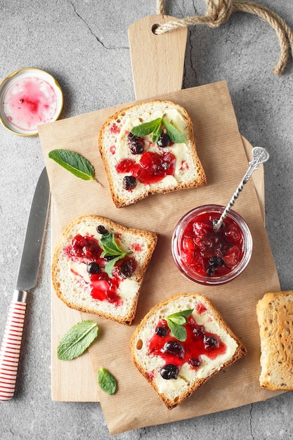 Mise à plat avec marmelade de pamplemousse avec plateau de baies.