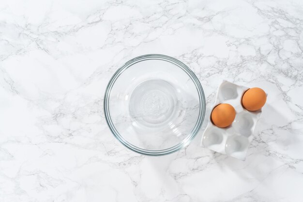 Mise à plat. Mélanger les ingrédients dans un grand bol en verre pour cuire des cupcakes au chocolat et à la menthe poivrée.