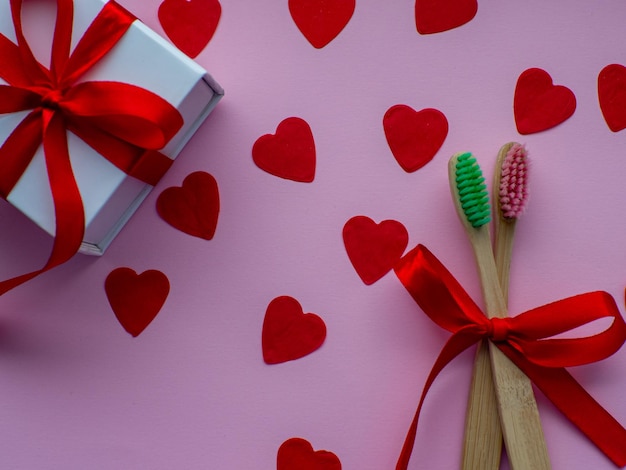 Mise à plat avec de minuscules papiers en forme de coeur boîte-cadeau blanche et espace pour le texte