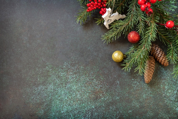 Mise à plat de Noël ou du nouvel an avec une branche de sapin et des décorations de Noël Espace de copie