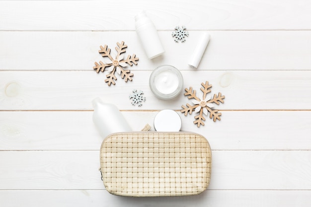 Mise à Plat De Noël Avec Des Produits Cosmétiques De Maquillage Dans Un Sac Cosmétique Sur Fond Coloré. Vue De Dessus Concept De Beauté Du Nouvel An.