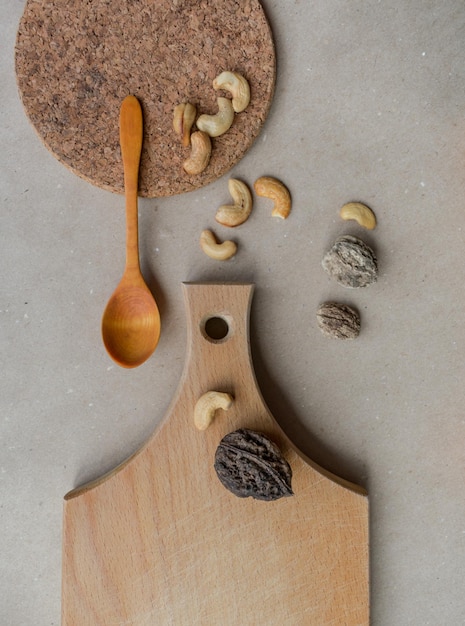 Mise à plat avec noix de cajou et cuillères en bois