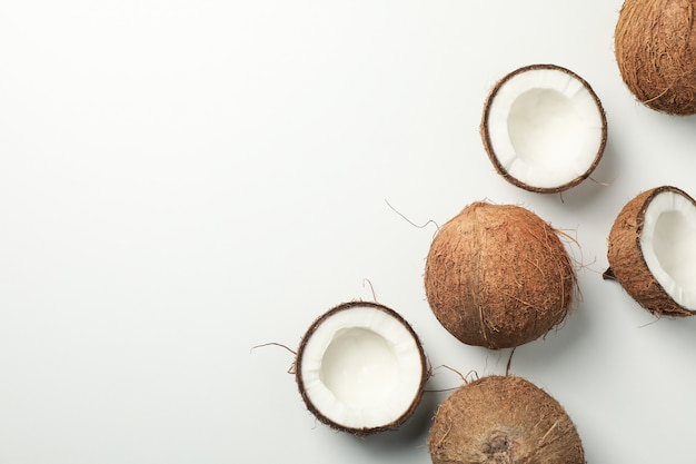 Mise à plat avec noix de coco sur blanc, vue de dessus