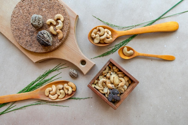 Mise à plat avec des noix et des cuillères en bois