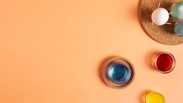 Photo mise à plat d'oeufs de pâques peints avec colorant et espace de copie