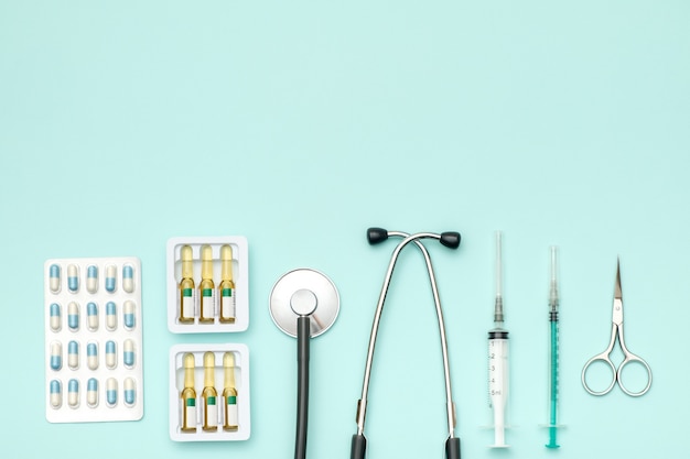 Mise à plat d'outils médicaux sur fond coloré