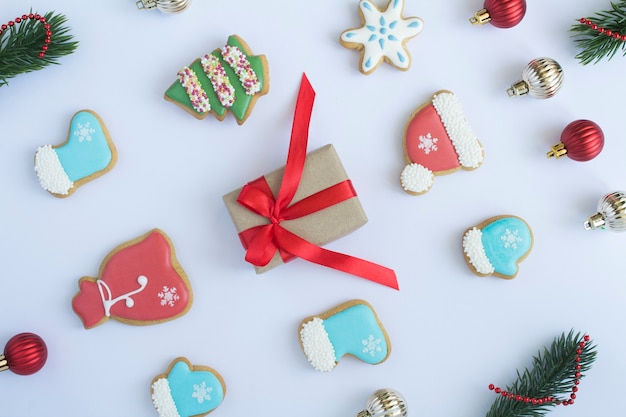 Mise à plat de pain d'épice de Noël et boîte-cadeau sur fond blanc. Vue de dessus.