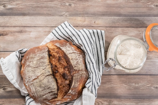 Mise à plat. Pain de seigle au levain fraîchement cuit.