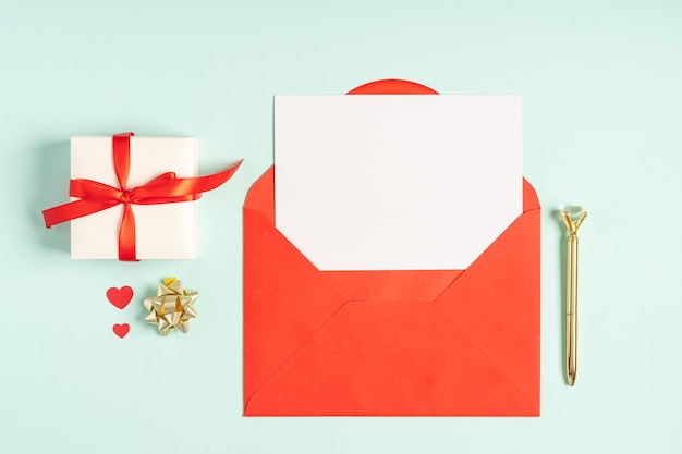 Mise à plat de papier à lettre vierge avec cadeau de la Saint-Valentin.