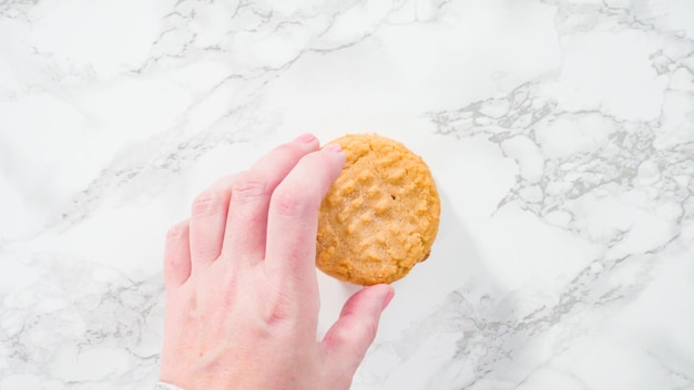 Mise à plat. Pas à pas. Biscuits au beurre d'arachide fraîchement cuits sur une surface en marbre.