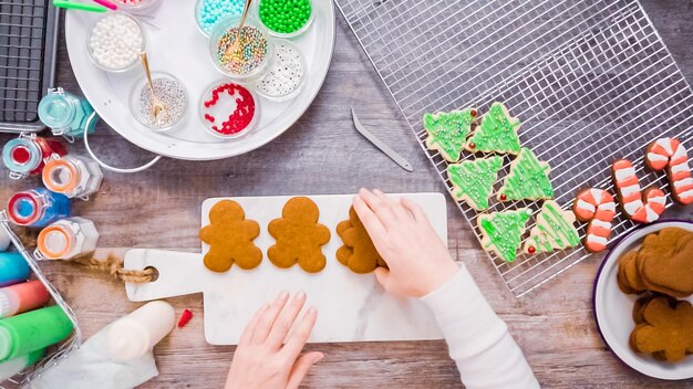 Mise à plat. Pas à pas. Décorer des biscuits au pain d'épice et au sucre avec de la glace royale pour Noël.