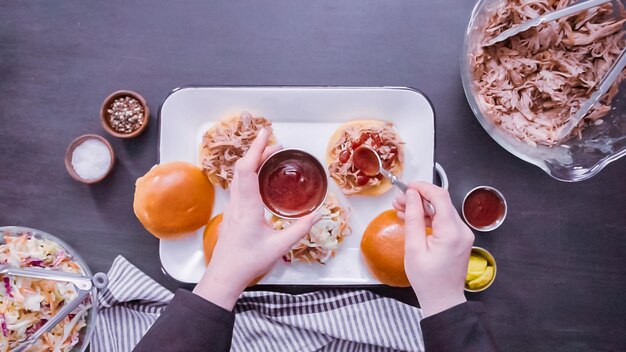 Mise à plat. Pas à pas. Faire des sandwichs au porc effiloché avec salade de chou sur des petits pains briochés.