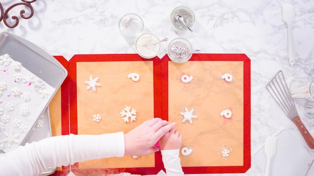 Mise à plat. Pas à pas. Faire des sucettes maison avec des flocons de neige fondants.