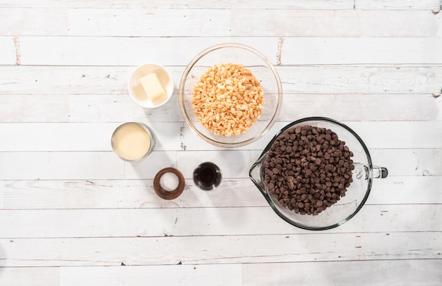 Mise à plat. Pas à pas. Ingrédients pour faire du fudge aux noix de macadamia.