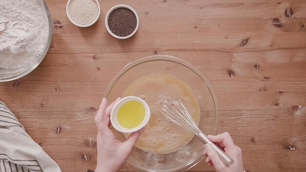 Mise à plat. Pas à pas. Mélanger des ingrédients biologiques dans le bol en verre pour cuire la challah.