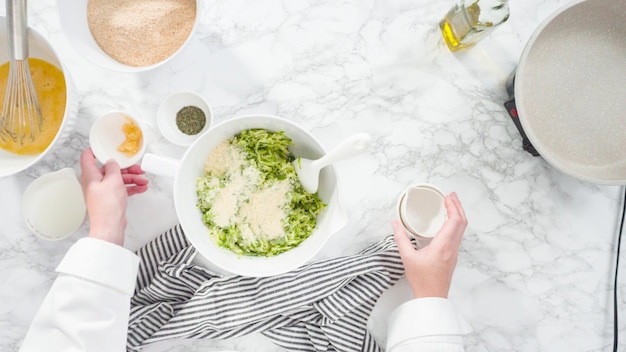 Mise à plat. Pas à pas. Mélanger les ingrédients dans un bol à mélanger pour faire des gâteaux de courgettes.