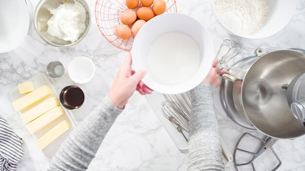 Mise à plat. Pas à pas. Mélanger les ingrédients dans un mélangeur de cuisine debout pour cuire un gâteau funfetti.