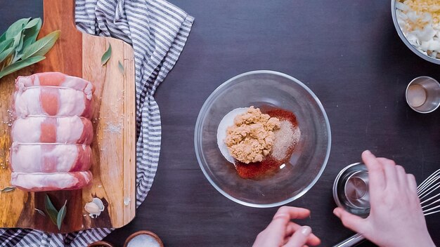 Mise à plat. Pas à pas. Mélanger le mélange d'épices dans un bol en verre.