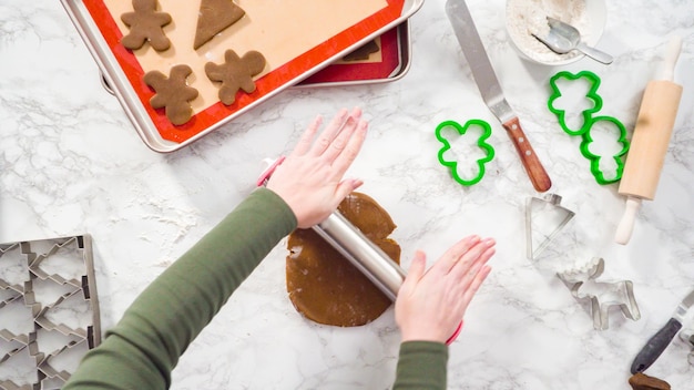 Mise à plat. Pas à pas. Rouler la pâte à biscuits au pain d'épice pour cuire des biscuits de Noël.