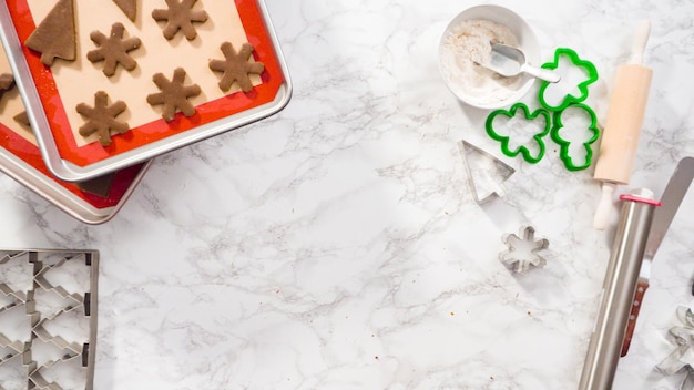 Mise à plat. Pas à pas. Rouler la pâte à biscuits au pain d'épice pour cuire des biscuits de Noël.