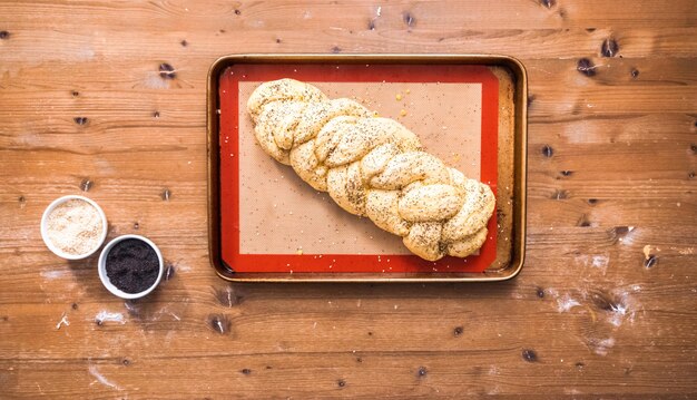 Mise à plat. Pâte à tresser pour faire du pain challah.