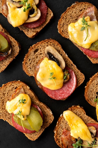 Photo mise à plat d'un plat à raclette avec des ingrédients et des plats délicieux