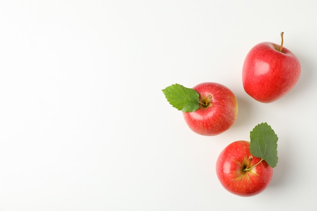 Mise à plat avec pommes rouges sur tableau blanc