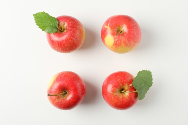 Mise à plat avec pommes rouges sur tableau blanc