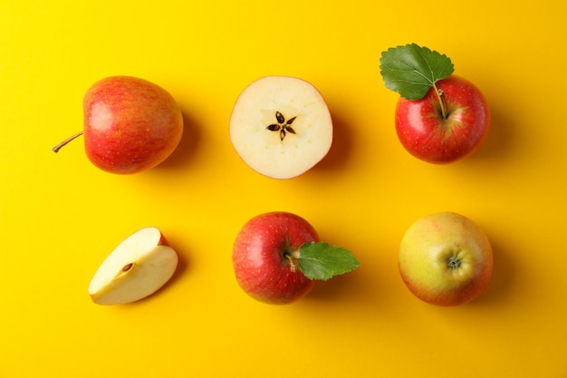 Mise à plat avec pommes rouges sur tableau jaune